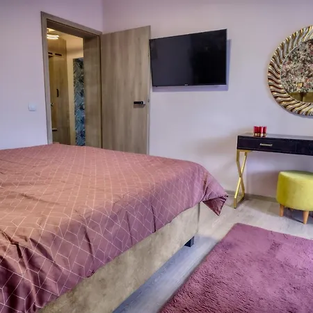 Central Luxury Apartment With City View-3
